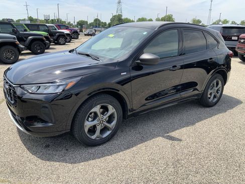 Used 2023 Ford Escape ST-Line w/ Tech Pack #1 AWD/4WD image 4