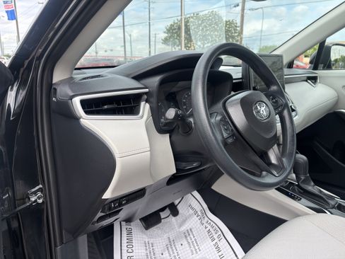 Used 2025 Toyota Corolla Cross L FWD image 15