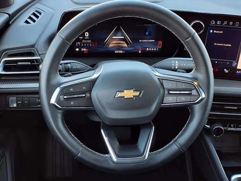 Used 2025 Chevrolet Traverse LT image 20