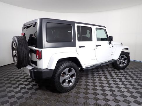 Used 2016 Jeep Wrangler Unlimited Sahara w/ Connectivity Group AWD/4WD image 17