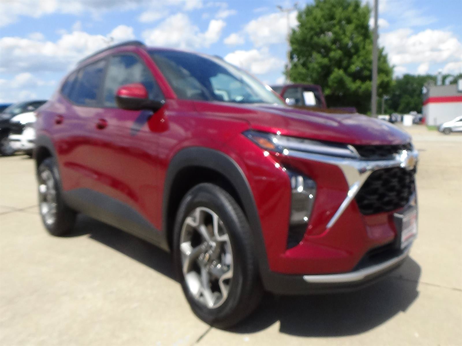 Used 2025 Chevrolet Trax LT w/ LT Convenience Package FWD image 4