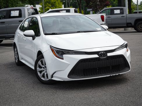 Used 2020 Toyota Corolla LE FWD image 2