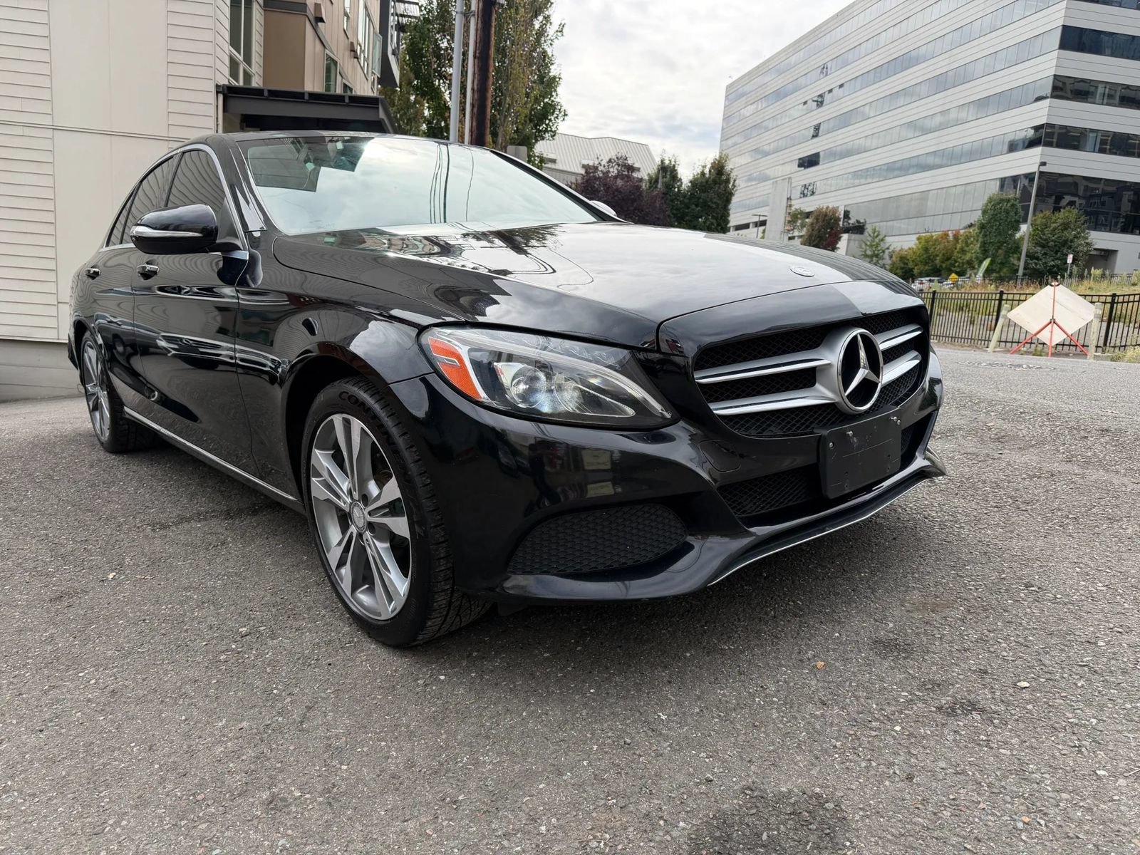 Used 2015 Mercedes-Benz C 300 4MATIC Sedan image 4