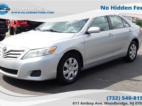 Used 2011 Toyota Camry LE FWD image 1