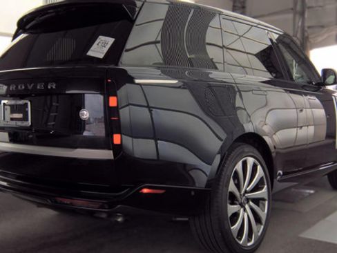 Certified 2025 Land Rover Range Rover SV AWD/4WD image 3