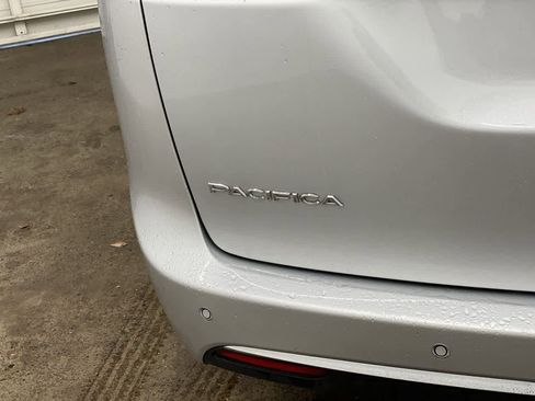 Used 2024 Chrysler Pacifica Touring-L image 10