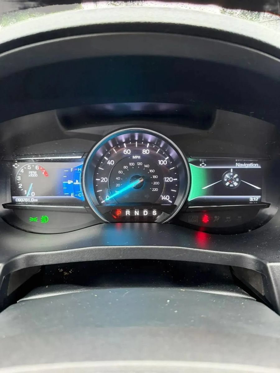 Used 2018 Ford Explorer XLT w/ Equipment Group 202A AWD/4WD image 21