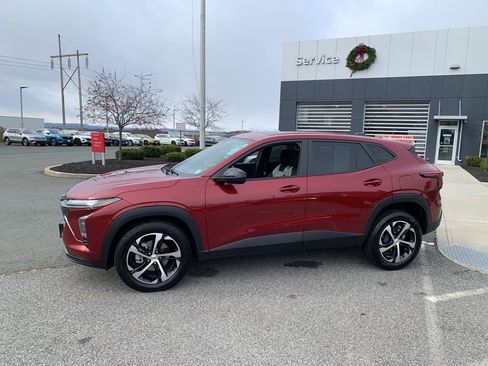 Used 2025 Chevrolet Trax RS w/ Sunroof Package image 3