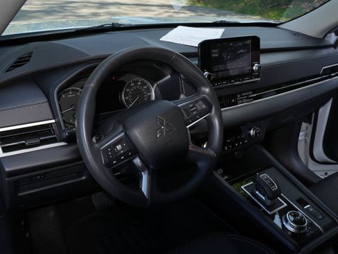 Used 2024 Mitsubishi Outlander ES FWD image 15