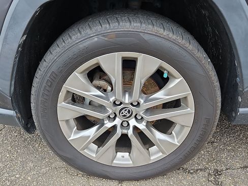 Used 2019 Toyota RAV4 XLE Premium w/ Cold Weather Package AWD/4WD image 6