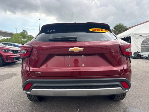 Used 2025 Chevrolet Trax LT FWD image 4