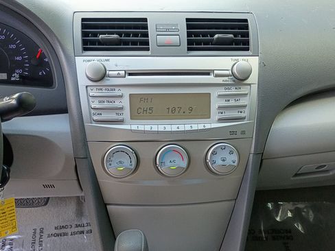 Used 2010 Toyota Camry LE FWD image 17