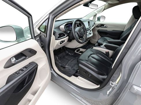 Used 2022 Chrysler Pacifica Touring-L FWD image 12