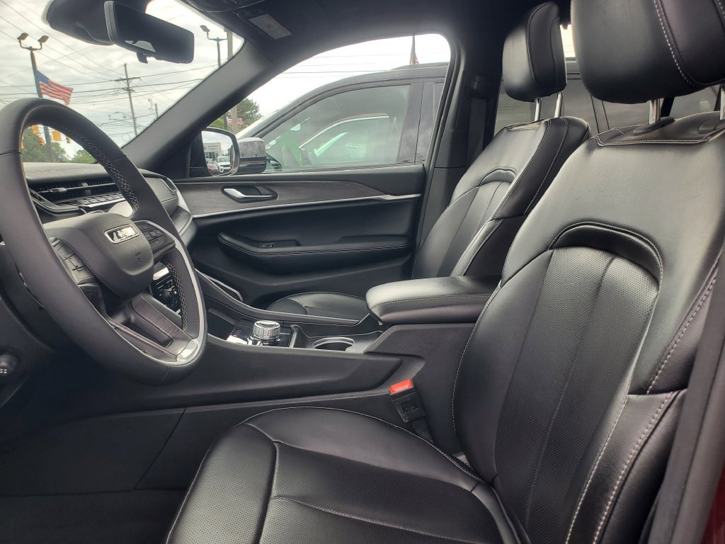 Used 2024 Jeep Grand Cherokee Limited w/ Luxury Tech Group II AWD/4WD image 6