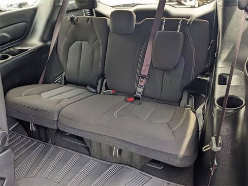Used 2023 Chrysler Pacifica Touring image 10