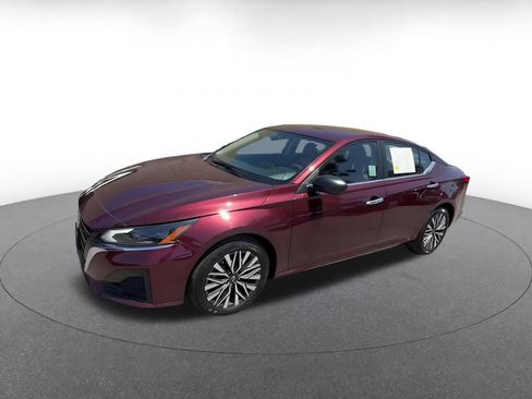 Used 2025 Nissan Altima 2.5 SV FWD image 8