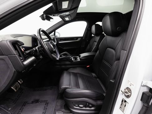Used 2024 Porsche Cayenne S AWD/4WD image 7