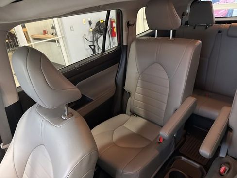 Used 2022 Toyota Highlander XLE image 16