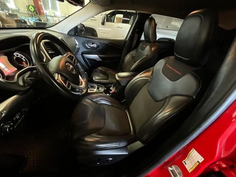 Used 2017 Jeep Cherokee Trailhawk AWD/4WD image 5