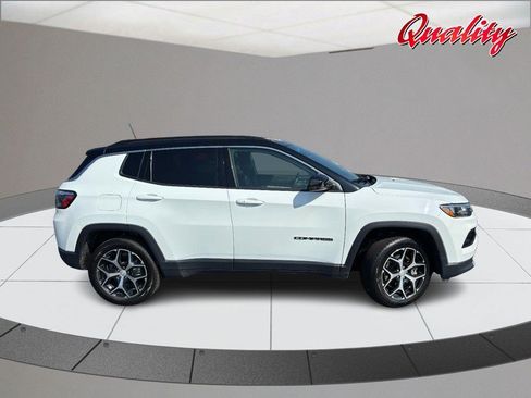 Used 2024 Jeep Compass Limited AWD/4WD image 2