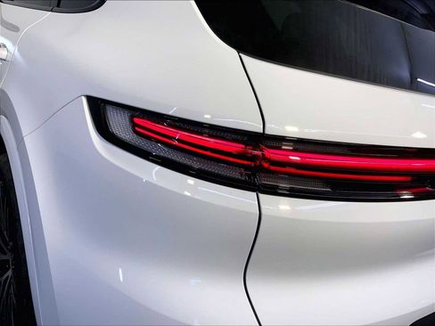 Certified 2025 Porsche Cayenne image 30