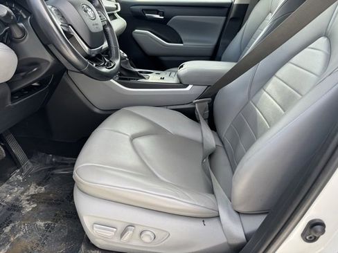 Used 2020 Toyota Highlander XLE image 6