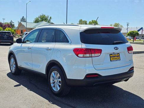 Used 2017 Kia Sorento AWD image 4
