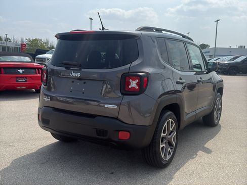 Used 2017 Jeep Renegade Latitude AWD/4WD image 5