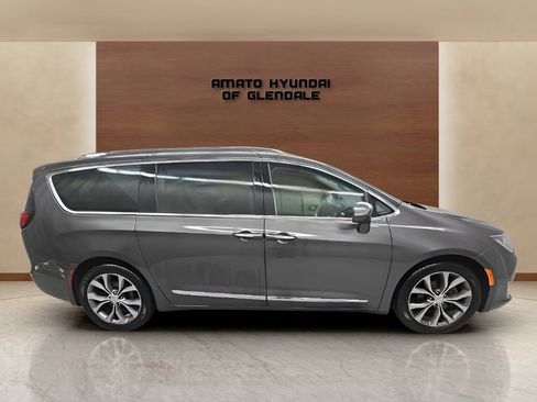 Used 2018 Chrysler Pacifica Limited w/ Tire & Wheel Group FWD image 7