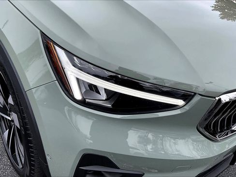 Certified 2023 Volvo XC40 B5 Ultimate w/ Protection Package Premier image 25