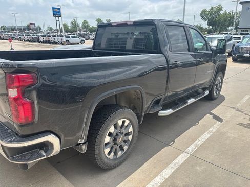 Used 2022 Chevrolet Silverado 2500 LT w/ Convenience Package AWD/4WD image 4