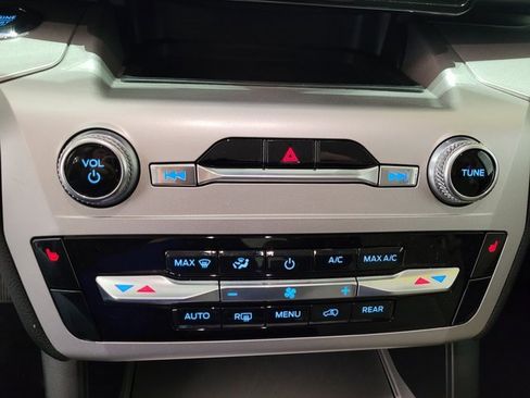 Used 2022 Ford Explorer XLT image 31