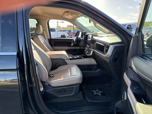 Used 2023 Ford Expedition XLT image 14