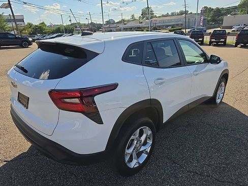 Used 2024 Chevrolet Trax LS w/ LS Convenience Package FWD image 3