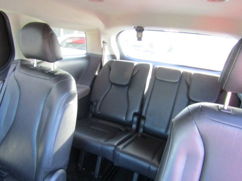 Used 2025 Kia Carnival FWD image 20