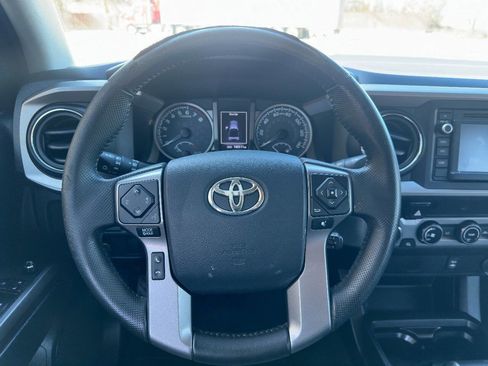 Used 2016 Toyota Tacoma SR5 w/ SR5 Appearance Package (SN) image 24