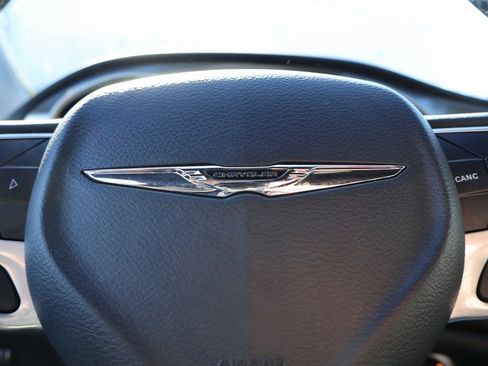 Used 2025 Chrysler Pacifica Select image 26