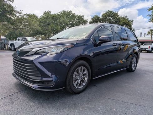 Used 2023 Toyota Sienna LE w/ LE Plus Package FWD image 8