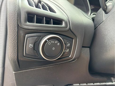 Used 2017 Ford Focus SE FWD image 24