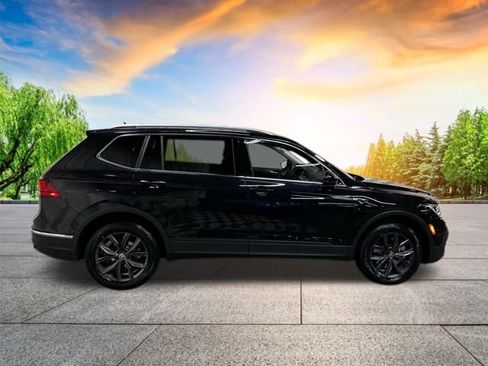Used 2022 Volkswagen Tiguan SE image 3