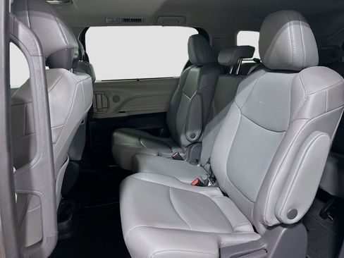 Used 2021 Toyota Sienna XLE FWD image 22