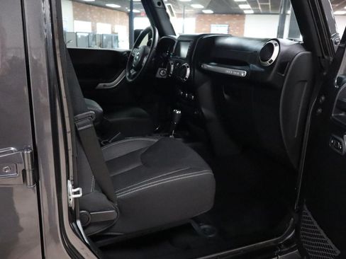 Used 2018 Jeep Wrangler Unlimited Sahara w/ Connectivity Group AWD/4WD image 21