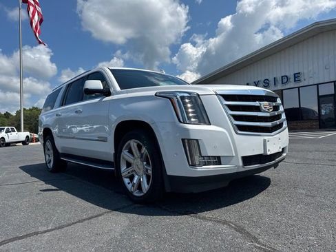 Used 2020 Cadillac Escalade ESV Luxury AWD/4WD image 2