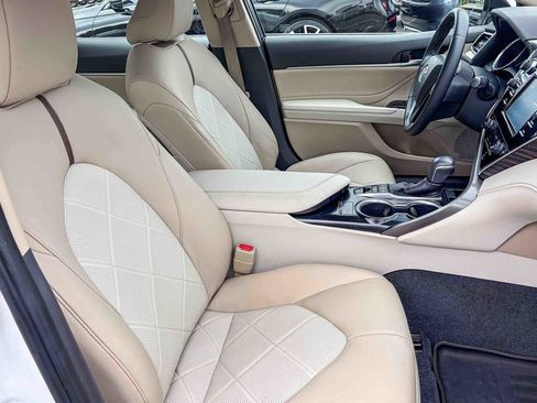 Used 2018 Toyota Camry XLE image 15