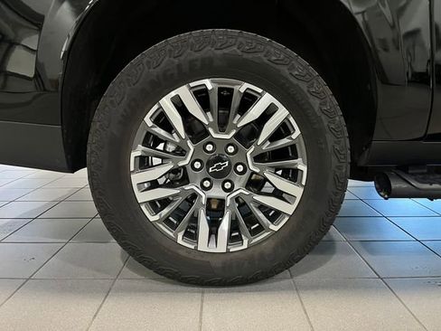 Used 2025 Chevrolet Suburban Z71 AWD/4WD image 9