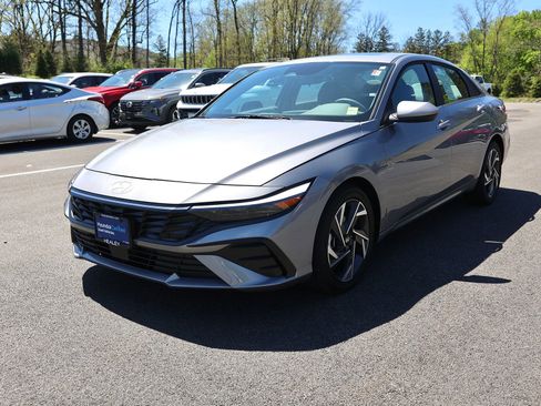 Used 2025 Hyundai Elantra SEL FWD image 3