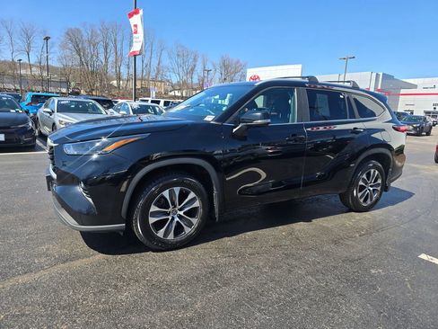 Used 2023 Toyota Highlander XLE image 3