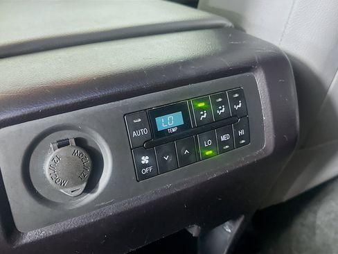 Used 2018 Toyota Sequoia Limited w/ Safety & Convenience Package AWD/4WD image 28