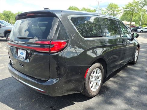 Used 2024 Chrysler Pacifica Touring-L FWD image 7