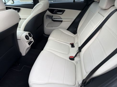 Used 2024 Mercedes-Benz GLC 300 4MATIC image 26